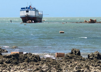 Embarcação encalha em praia do litoral do Piauí com carga de cigarro contrabandeada
